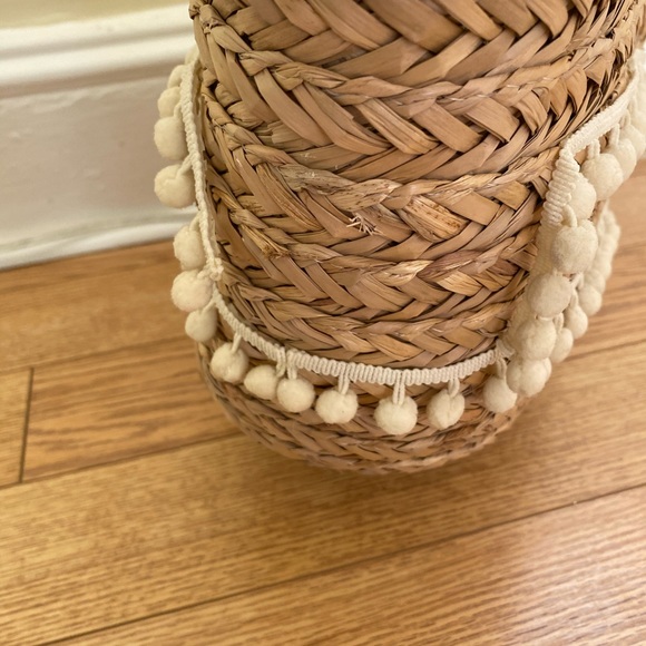 Fallon & Royce Straw  Tote - Picture 4 of 4